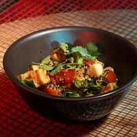 Баклажаны темпура с томатами и кисло-сладкой заправкой в Gojira ramen