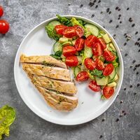 Куриное филе су-вид с салатом из овощей в ТЕПЛО