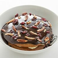 Банановые хоткейки с шоколадом, пеканом и клюквой в Nothing Fancy