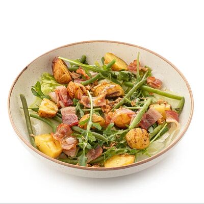 Тёплый салат с картофелем бэби, беконом и зелёной фасолью в Шоколадница по цене 475 ₽