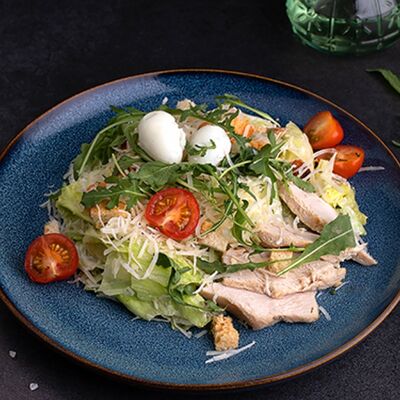 Салат Цезарь куриныйв Мангал мастер по цене 450 ₽