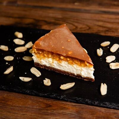 Чизкейк Сникерс в SQ PLOV по цене 2095 ₸