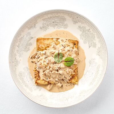 Большой блин с мясом и сливочно-грибным соусом в Счастливы вместе по цене 560 ₽
