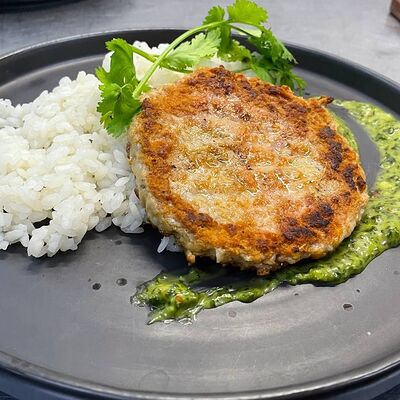 Бифштекс из курицы с соусом чимичури в Хмель по цене 270 ₽