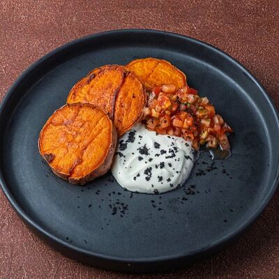 Запеченный батат с копченой сметаной и томатами в Привет по цене 490 ₽