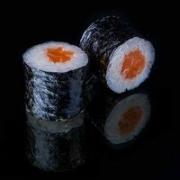 Мак с лососем холодного копчения в Tropical Sushi