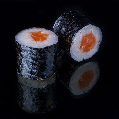 Мак с лососем холодного копчения в Tropical Sushi по цене 299 ₽