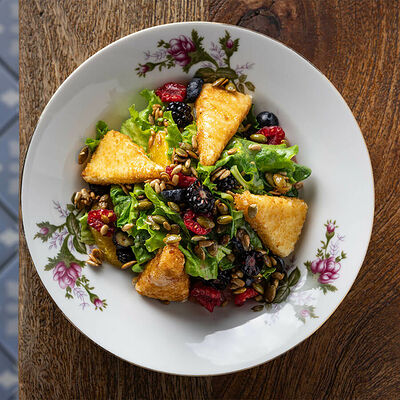 Салат с жареным сыром сулугуни и ягодами в MANANA по цене 750