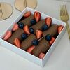 Бананы в шоколаде classic с голубикой и клубникой в Chocoroz по цене 2500