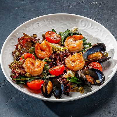 Салат с морепродуктамив Этажи по цене 750 ₽