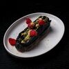 Эклер тёмный шоколад, малина, фисташки в Hedo по цене 750