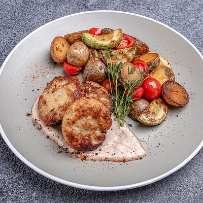 Котлетки из цыпленка с картофелем стоун и овощами в Pizza Lavka по цене 599 ₽