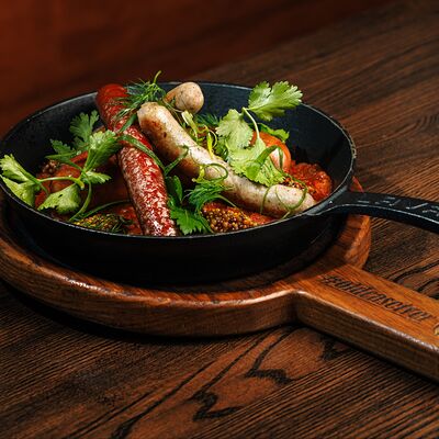 Колбаски на гриле с тушеной капустой в Паб старый чемодан по цене 990 ₽