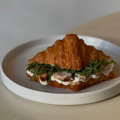 Круассан с курицей в Zanoza Kруассантерия по цене 590 ₽