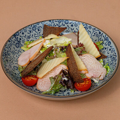 Салат с копченой курицей и гренками в Хочу пури по цене 580 ₽