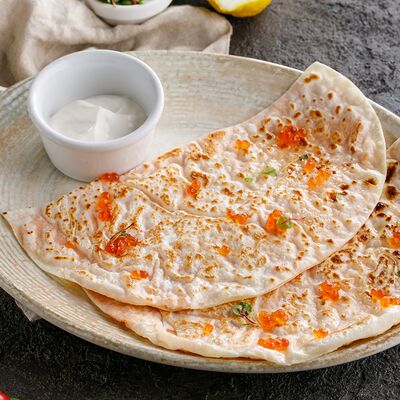 Кутабы с лососем, красной икрой и сметаной в Пряности & Радости на Васильевском по цене 650