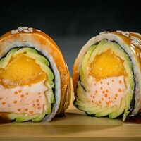 Сашими-ролл из копченого угря с авокадо и сыром Филадельфия в Yellowfin by Bluefin