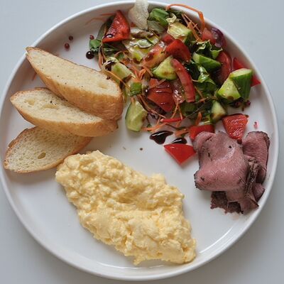 Скрембл из двух яиц с ростбифом, овощным салатом и брускеттами в Bucho по цене 410 ₽