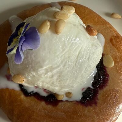 Ватрушка с ягодным вареньем и пломбирным кремом в Наследие по цене 500 ₽