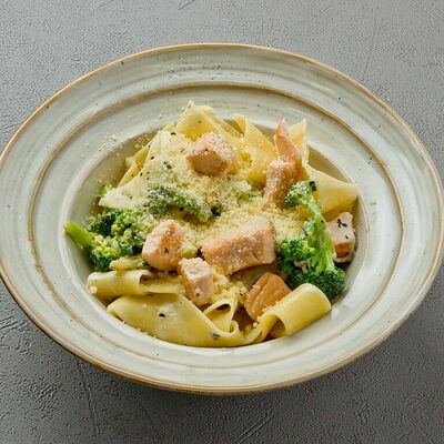 Паста с семгой и нежной брокколи в Диккенс по цене 750 ₽