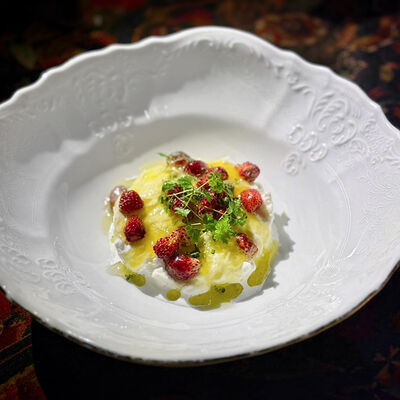 Страчателла с земляникой и лавандовым медом в Гвидон по цене 1150 ₽