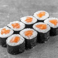 Маки с лососем в YOKO SUSHI