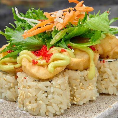 Ролл с хрустящей креветкой и сладким васаби в 96 азиаток по цене 740 ₽