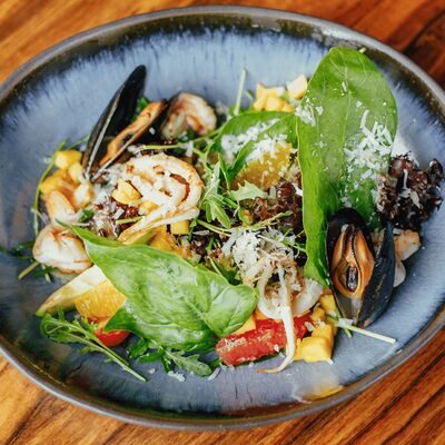 Салат с морепродуктами в НА ЛУНЕ по цене 980 ₽