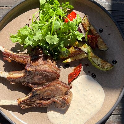 Каре ягненка с печеными овощами в Старый город по цене 2400 ₽