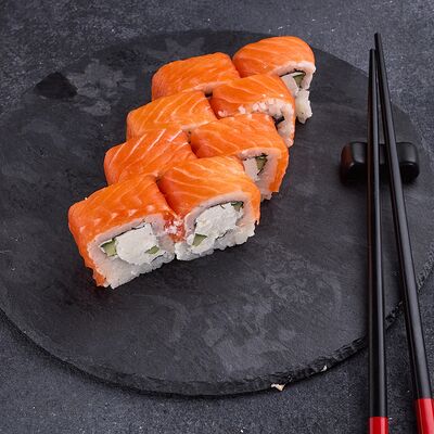 Ролл Филадельфия с копченым лососем в Sushi Max Kolpino по цене 599 ₽