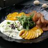 Салат с персиком, страчателлой и вяленой индейкой в Коктейль холл по цене 750