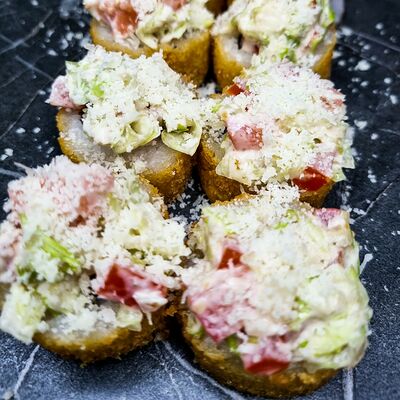 Жареный ролл Цезарь с креветкой в Sushitop по цене 570 ₽