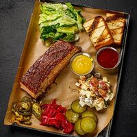 Ребро поросёнка из смокера М в MEAT HAPPENS BBQ