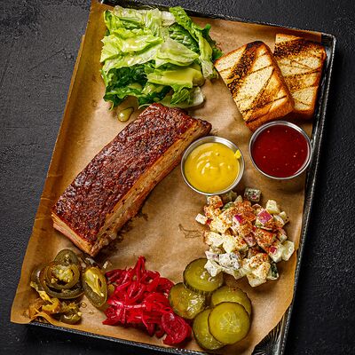 Ребро поросёнка из смокера М в MEAT HAPPENS BBQ по цене 1800 ₽