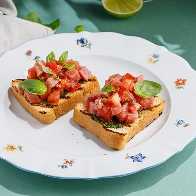 Брускетта с тунцом, томатом и песто в Кукумбер по цене 890