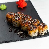 Запеченный ролл с лососем под спайси-соусом в Трибуна