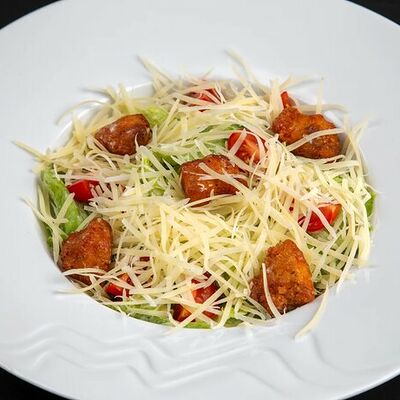 Цезарь с куриной грудкой в Crazy Brothers по цене 380 ₽