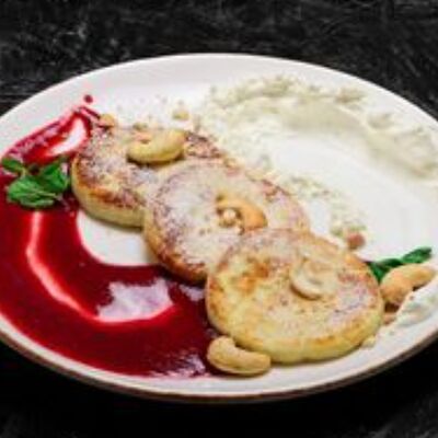 Сырники с малиновым вареньем в GORDOST по цене 480 ₽