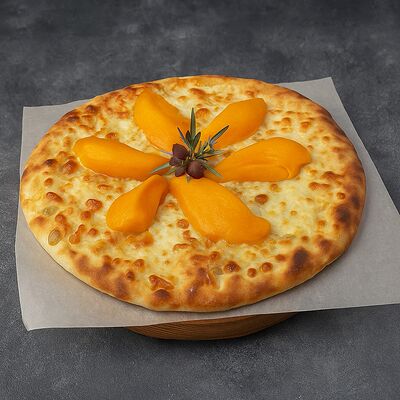 Хачапури по-имеретински с горгонзолой, сладкой хурмой и трюфельным мёдом в Бумбараш по цене 795 ₽