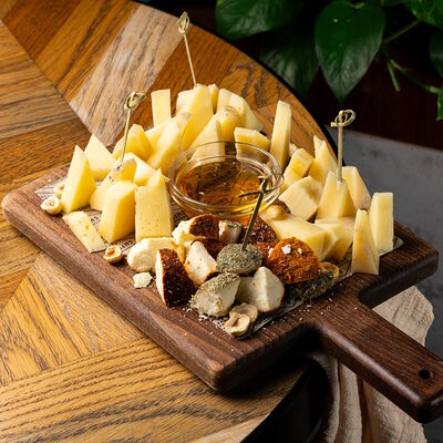 Ассорти из выдержанных сыров с медом и орехами в Сыроварня по цене 1150 ₽