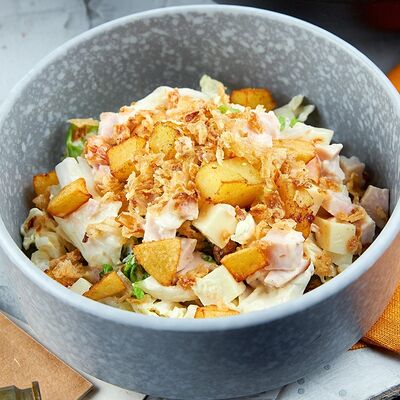 Салат с копченой куриной грудкой в ЕрмолаевЪ Генштаб по цене 440 ₽