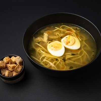 Куриный суп с лапшой в Два веселых гуся по цене 600 ₽