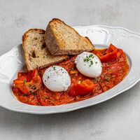 Шакшука с яйцом пашот в Nomad