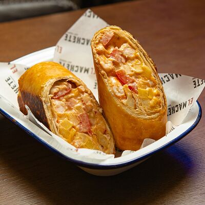 Чимичанга с креветкой в El Machete по цене 840 ₽