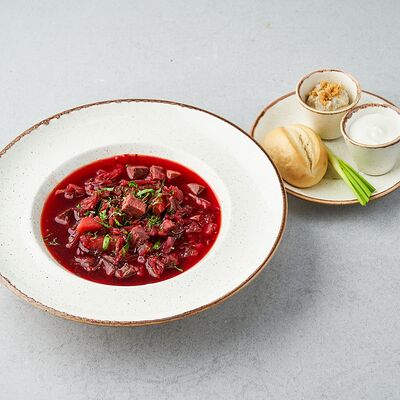 Борщ со сметаной и смальцем в Бульк по цене 450 ₽