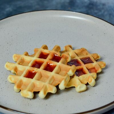 Вафли венские с соусом ягодным в Мегаполис по цене 150 ₽