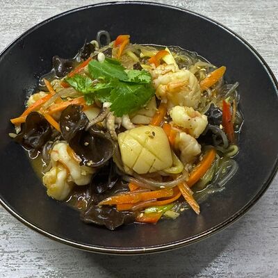 Фирменная лапша Тэхо с морепродуктами в Тэхо по цене 740 ₽