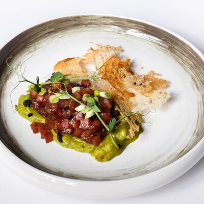 Тартар из тунца с соусом гуакамоле в Уголь по цене 890 ₽