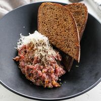 Тартар из говядины с трюфелем в Маймун