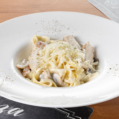 Паста Феттуччине с курицей и грибами в соусе песто в РичБро по цене 620 ₽